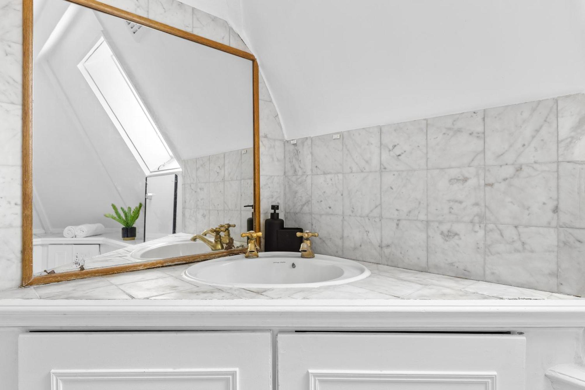 Book Now-save Big - - Brixton -4br-wifi -close To Tube Station- Sleeps10 Apartment London